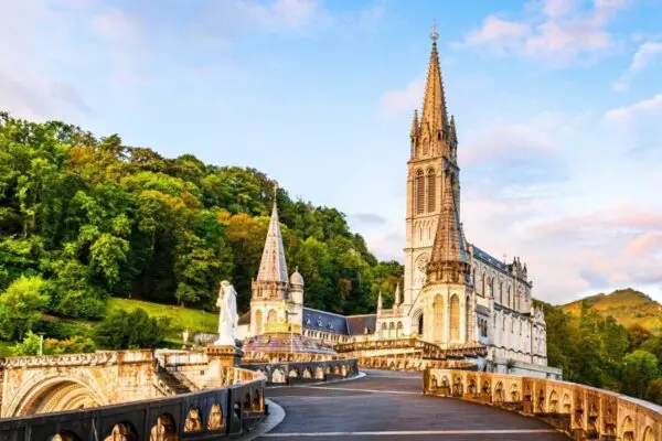 Lourdes, Catalogne et Andalousie «Ouvrir son cœur à la beauté du monde» avec Soeur Angèle en 2027 | Spiritours