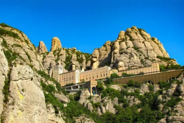 Lourdes, Catalogne et Andalousie «Ouvrir son cœur à la beauté du monde» avec Soeur Angèle en 2027 | Spiritours