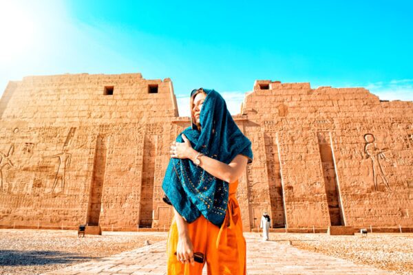 Voyage de ressourcement en Égypte, femme devant le temple d'Abou Simbel à Aswan