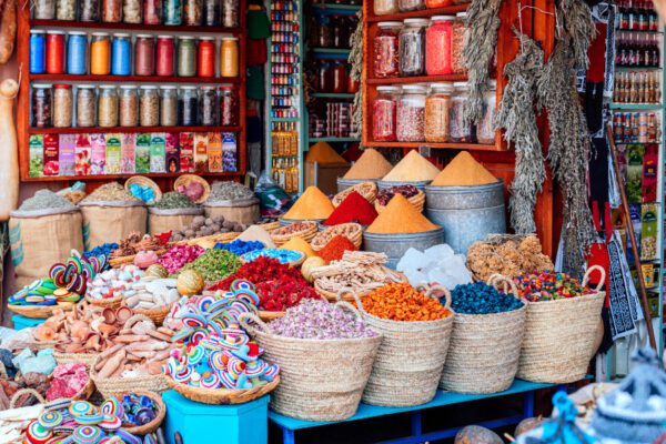 souk à marrakech avec épices colorées