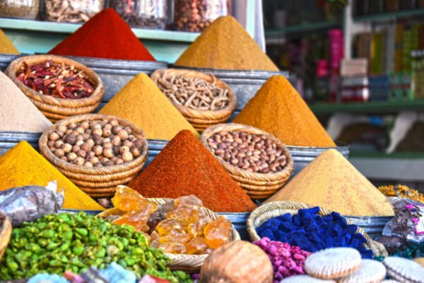 épices dans un souk en tunisie