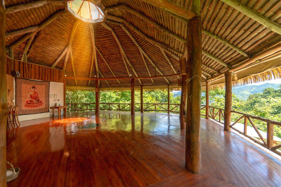 Terrasse en bois couverte avec vue panoramique sur jungle au Costa Rica centre AmaTierra