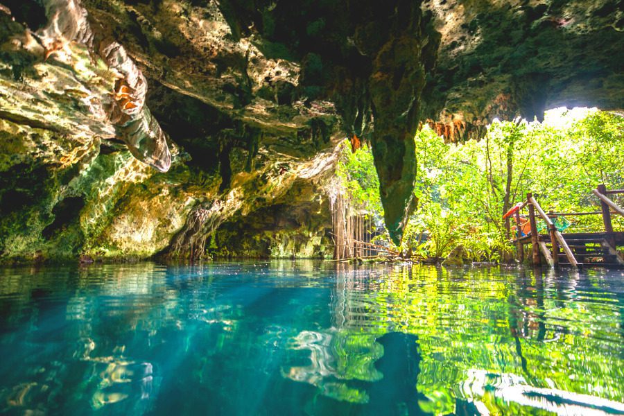 cenote Akumal au Mexique bassin d'eau bleu turquoise dans une grotte